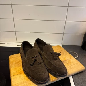 Lozham Loafers - Säljer mina nyköpta gant lozham loafers som köpte på nyår och endast använda då. Så splitternya i storlek 41, passar dock mig med 42! 