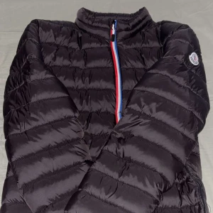 Moncler - Säljer nu denna finna moncler jackan för den har aldrig passat mig och det var inte nåt för mig men allt är bra me den den har qr kod nfc tag för mer info ba att skriva ✍️ 
