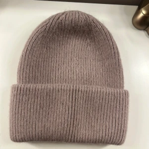 Beige stickad mössa - Säljer en mysig beige stickad mössa med ribbad design. Så mysig och mjukt material!