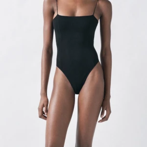 Figursydd Body - Superfin figursydd body från Zara, aldrig använd endast testad. Har detaljer med markerade sömmar. Bekväm och stretchig, säljes eftersom jag tycker den är lite för kort 🌸Storlek XS-S