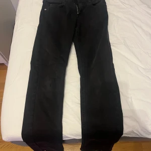 Replay wallys hyperflex svarta - Säljer mina replay wallys hyperflex storlek 146 testade dem en gång och de passade inte mig så säljer dom vidare till nån som kan ha bättre användning för dom😊 Nypris.959kr mitt pris 500kr