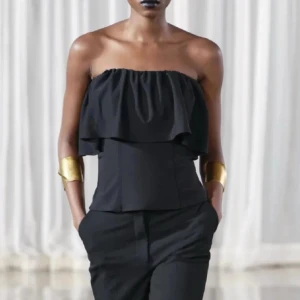 Svart topp - Jätte snygg topp från Zara i S som är helt slutsåld, skriv för egna bilder ❤️❤️❤️