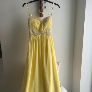 Bal klänning  - Super fin klänning i storlek 34 , med avtagbar💛