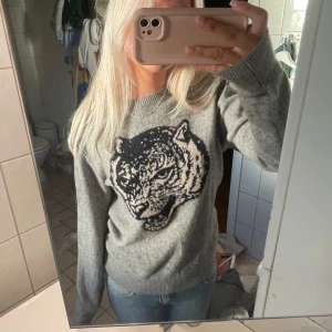 Grå tröja med tigertryck  - Säljer en snygg grå tröja från Tiger of Sweden med ett coolt tigertryck på framsidan🐯💛