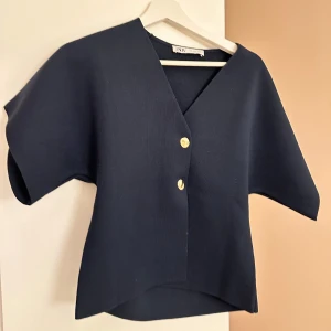 Zara Topp - En fin marinblå topp från ZARA med gulddetaljer. Storlek S. Aldrig använd