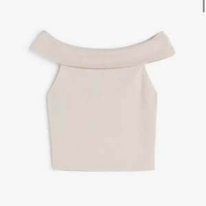 Ärmlös Off Shoulder-Topp från HM - Beige Off Shoulder tröja från HM som knappt är använd. Skönt material och tröjan är i mycket bra skick. Köpt för 99 kr. Kontakta mig om ni har några frågor eller vill se andra bilder💕