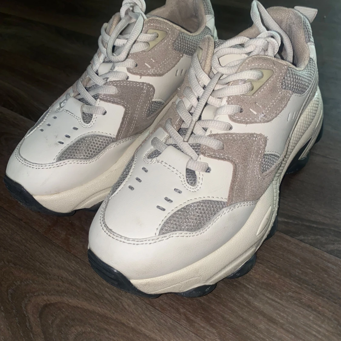 Chunky sneakers från NA-KD i beige och vitt - 1