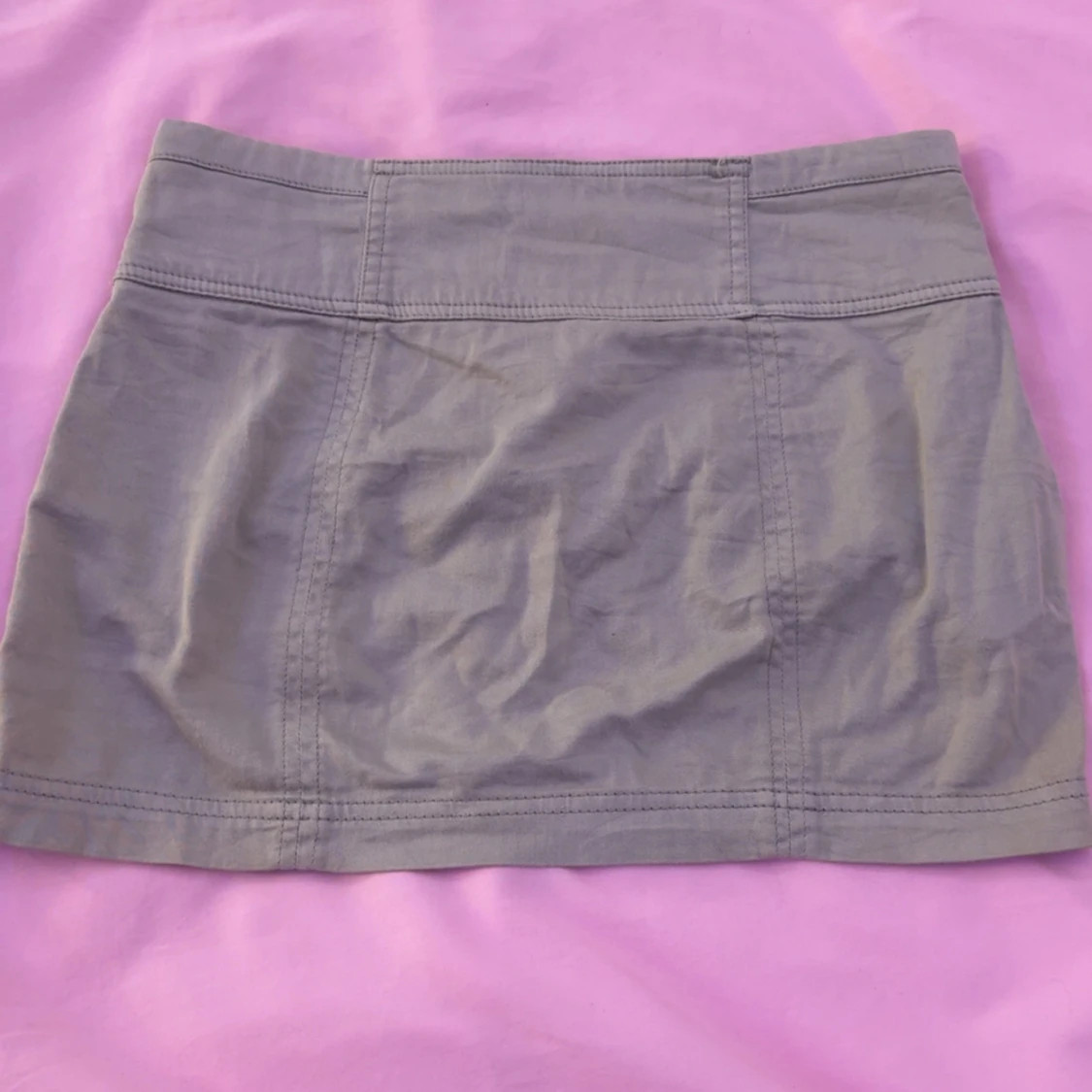 Grå minikjol med nitar från TRF - 1