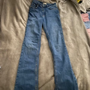 Blå bootcut jeans från gina tricot - Säljer ett par klassiska blå bootcut jeans från g perfect jeans. Jeansen har normal passform och är tillverkade i ett mjukt denimtyg. Den var jätte snygg bara att den var för lång för mig.