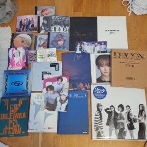 Samling av K-pop album och photobooks - Stor samling med K-pop album och photobooks från olika grupper som Stray Kids, Le Sserafim, Enhypen och andra. Innehåller flera CD-skivor, fotokort, posters och exklusiva boxar. Omslagen har färgstarka och stilrena designer med både porträtt och gruppbilder. 350kr för ALLT