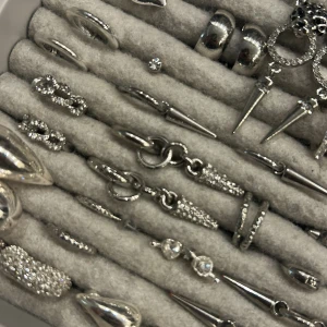 Silverfärgat örhänge med konformad detalj - Säljer ett coolt silverfärgat örhänge med en konformad hängande detalj. Perfekt för dig som gillar edgy och stilrena smycken. Passar till många olika looks och är lätt att matcha med andra accessoarer.