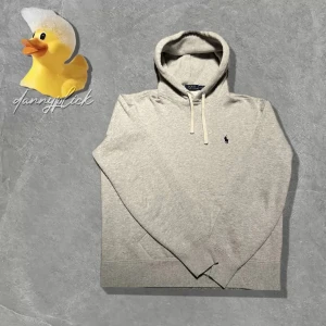  hoodie från Ralph Lauren - Säljer denna gråa hoodie från ralph lauren. Storlek S. Passar till folk runt 164-175cm. Bra skick. Skriv för flera frågor