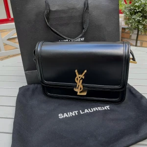 Saint Laurent Solferino Medium Satchel Bag - Selling a Saint Laurent Solferino Medium bag in absolutely new condition. Never worn, comes with the full original set: box, dust bag, tags — everything included. I bought this bag as a gift, but plans have changed and I haven’t got the chance to return it. Feel free to message me for additional information. Selling via blocket post either meeting you personally in Stockholm.