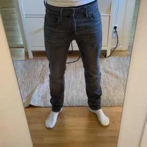Gråa jack & Jones jeans - Säljer nu dessa gråa Jack & Jones jeans för ett bra pris, säljer då dom inte kommer till användning. Nypris 1100