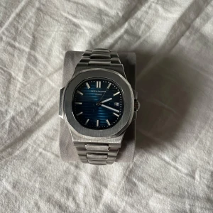 Klocka  - Köpte denna efter jag inte vill använda de rigtigt idag. Funkar som vanligt förutom datums visaren. 17-18 cm runt handled.