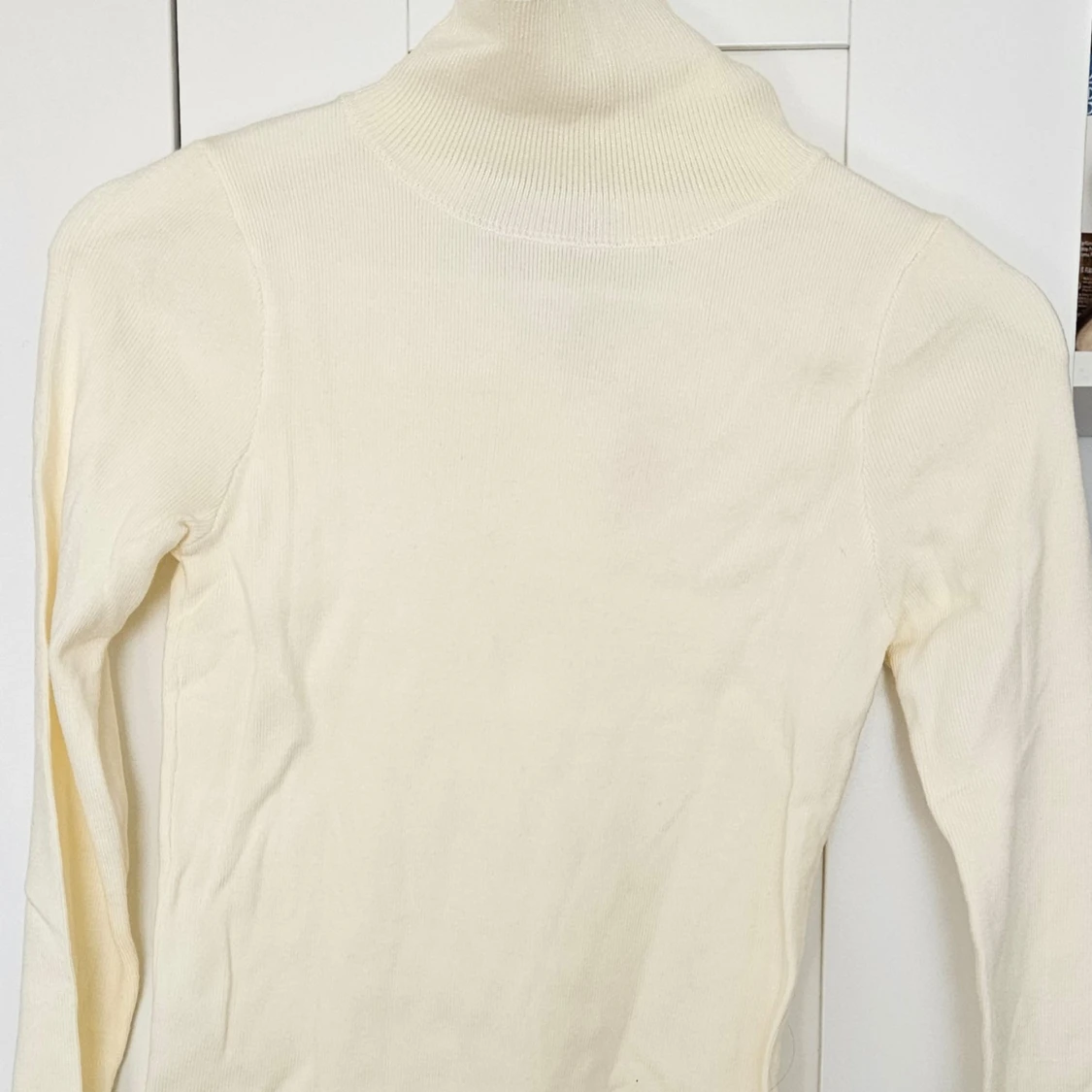 Vit polotröja i ribbad bomull