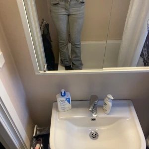 Grå bootcut jeans - Snygga grå jeans med bootcut passform och klassiska fem fickor. Jeansen har låg midja och raka ben som blir vidare nertill. Perfekta för en avslappnad men trendig look. Går och vika ner men de är för långa för mig