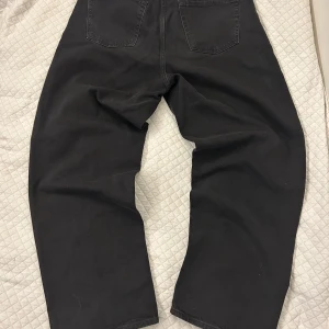 Svarta baggy jeans Baggy/Alex - Säljer ett par svarta baggy jeans från Intelligence, modell Baggy/Alex. Byxorna har raka ben, två bakfickor och klassisk knappstängning. Perfekta för dig som gillar en avslappnad och trendig stil.