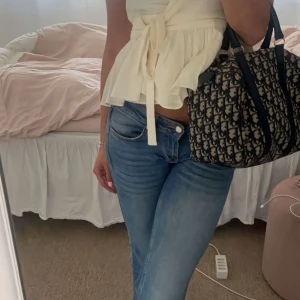 Bootcut jeans low waist  - Snygga blå mycket eftertraktade bootcut jeans med klassisk femficksdesign och normal passform. Jeansen har en lätt tvättad look och är tillverkade i denim. Perfekta för dig som gillar en tidlös stil med lite utsvängda ben. Första bilden är lånad 💕💕hör gärna av vid intresse 💖💖