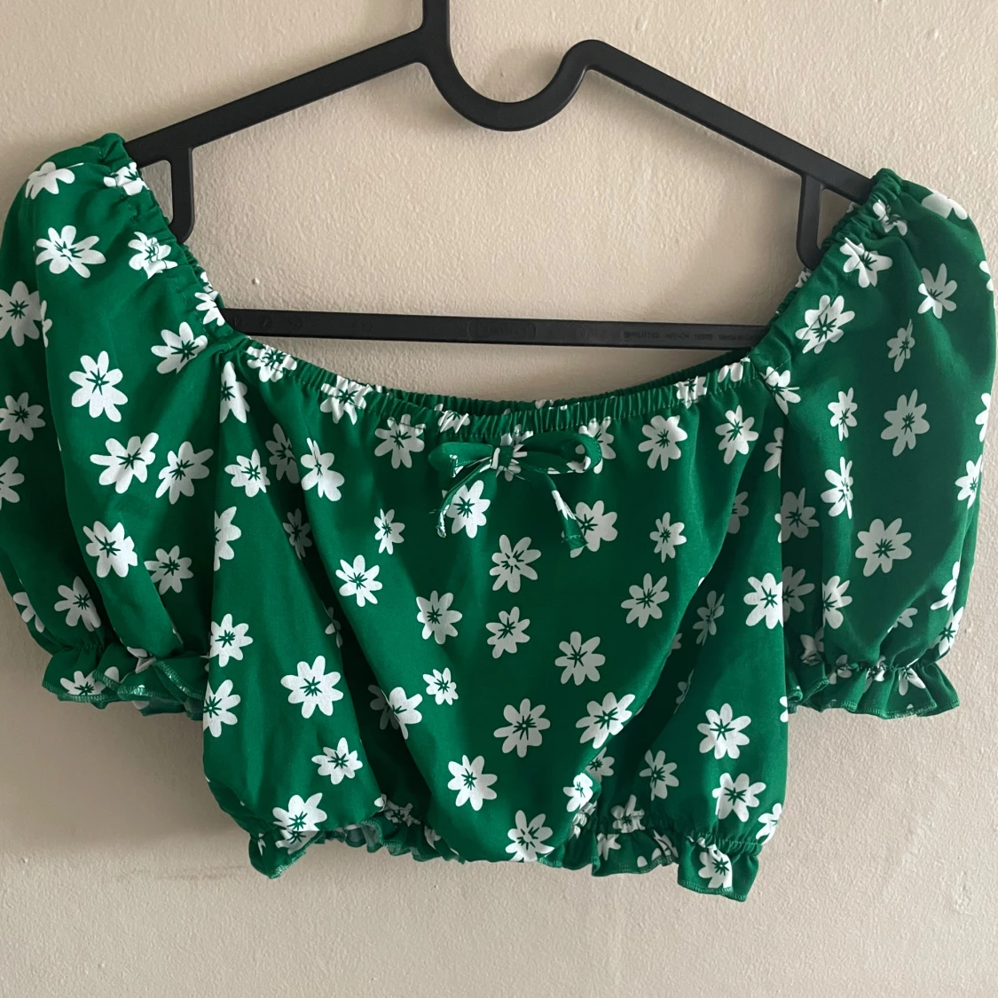 Grön croppad blus med blommigt mönster