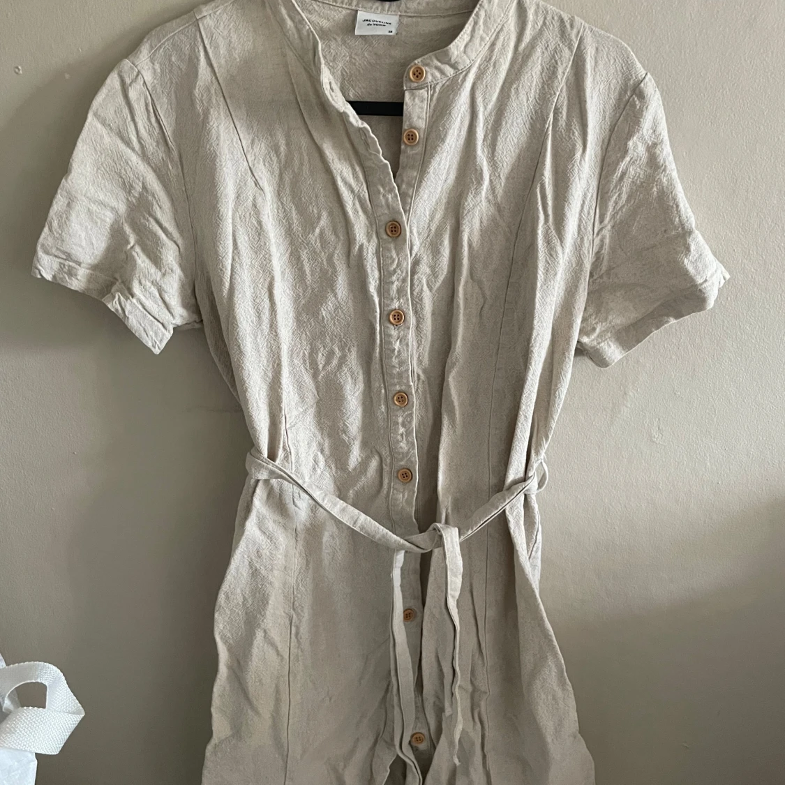 Beige kortärmad klänning med knappar från Jacqueline de Yong