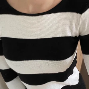 Randig tröja - Svartvit randig tröja.