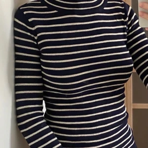 Randig långärmad tröja - Randig långärmad topp med halvpolokrage i marinblå och vit.