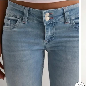 Blå jeans  - Jätte fina jeans från Nelly. Knappast använda❤️