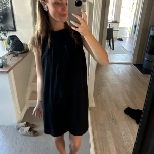 Klänning - Snygg och stilren klänning från hm i super fint skick! Storlek 40 men sitter perfekt på mig som är i storlek S