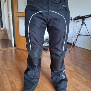 MC byxor herr Bolt - MC-Allväders Byxa- Bolt Street Fighter - Nylon 600dn material - Vattentåligt membran som andas - Mesh-innerfoder - Löstagbart värmefoder - CE-godkända knä och höftskydd.          Använd några gånger.