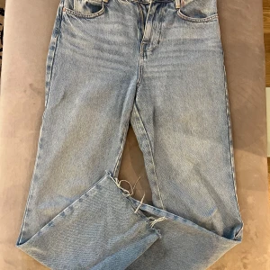 Ljusblå jeansbyxor från Zara - Super snygga jeans från Zara i mycket bra skick. 