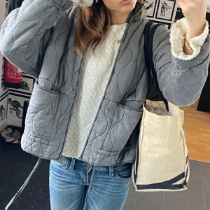 Grå quiltad jacka - Populära quiltad jackan från zara🤩 framförallt intressekoll, om bra pris kan erbjudas!