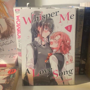 Whisper Me A Love Song Vol. 1 - Manga på engelska om Himari som aldrig varit kär, men efter att ha hört en annan tjejs rockuppträdande väcks nya känslor. Söt och romantisk berättelse med fina illustrationer. Perfekt för dig som gillar kärlekshistorier och skolmiljö. Väldigt bra skick