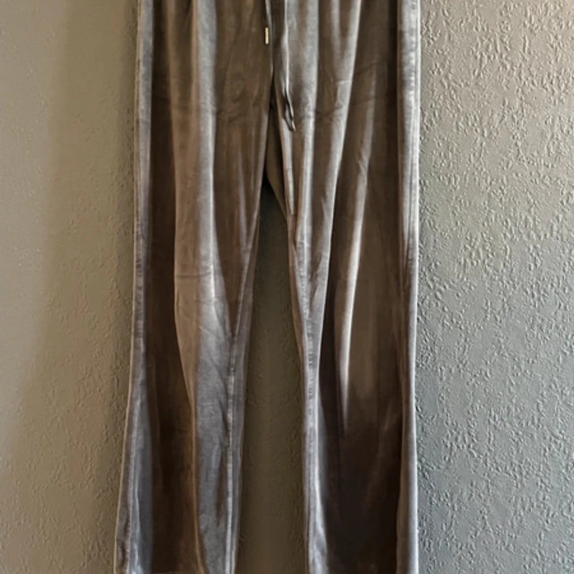 Grå mjukisbyxor i velour från Gina Tricot