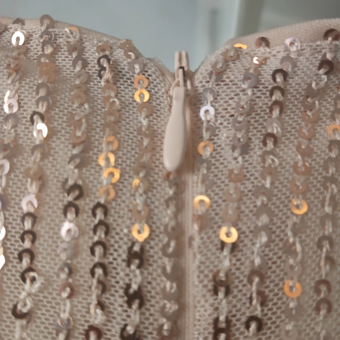 Champagnefärgad långklänning med paljetter - 3