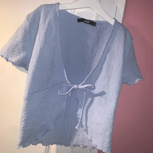 Bikbok blus, strl XS - En babyblå knytblus från Bikbok i storlek XS. Fint skick, knappt använd. Levereras nytvättad. Postar samma dag som betalning gjorts! Om du har några frågor får du gärna höra av dig. Mvh