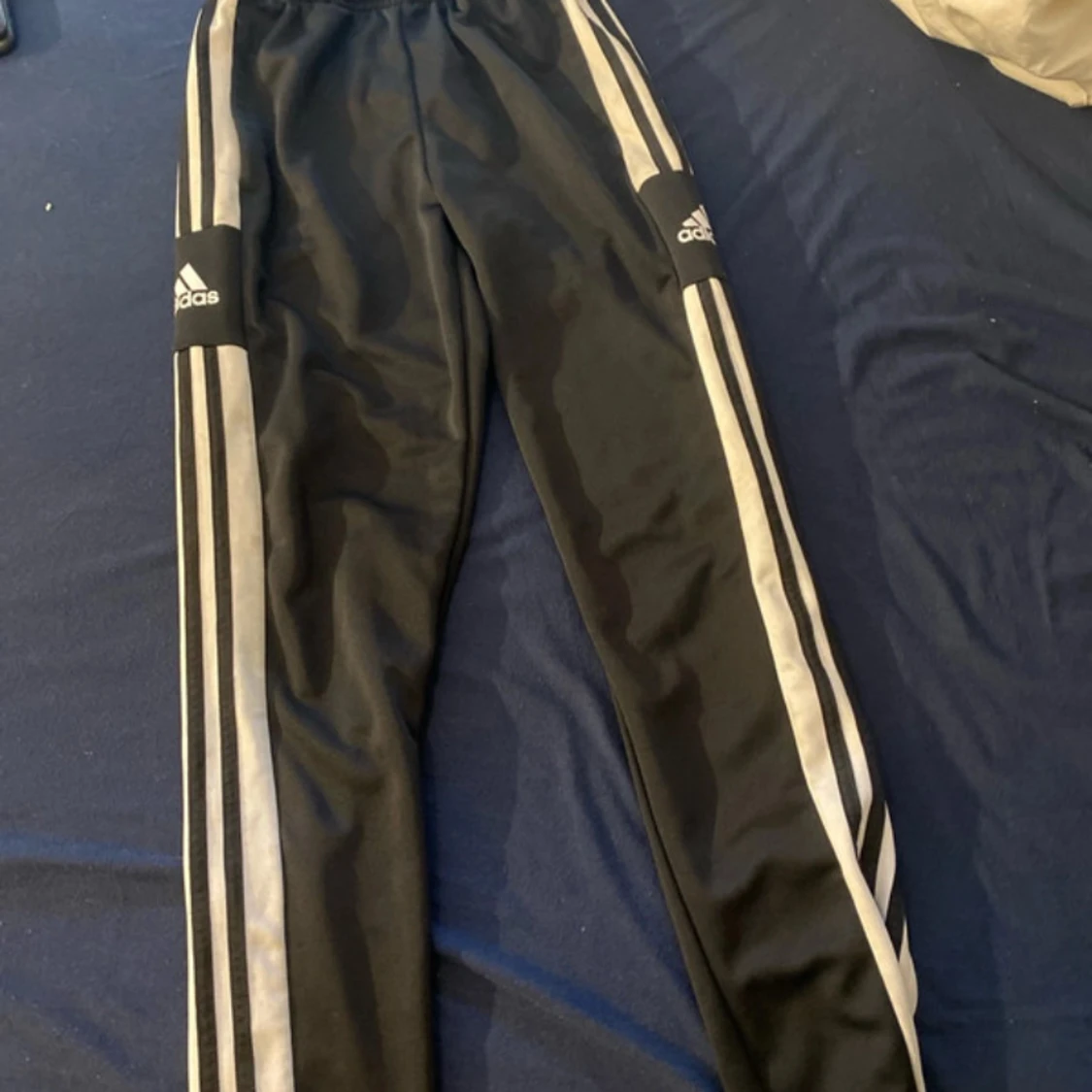 Svarta Adidas träningsbyxor med vita ränder