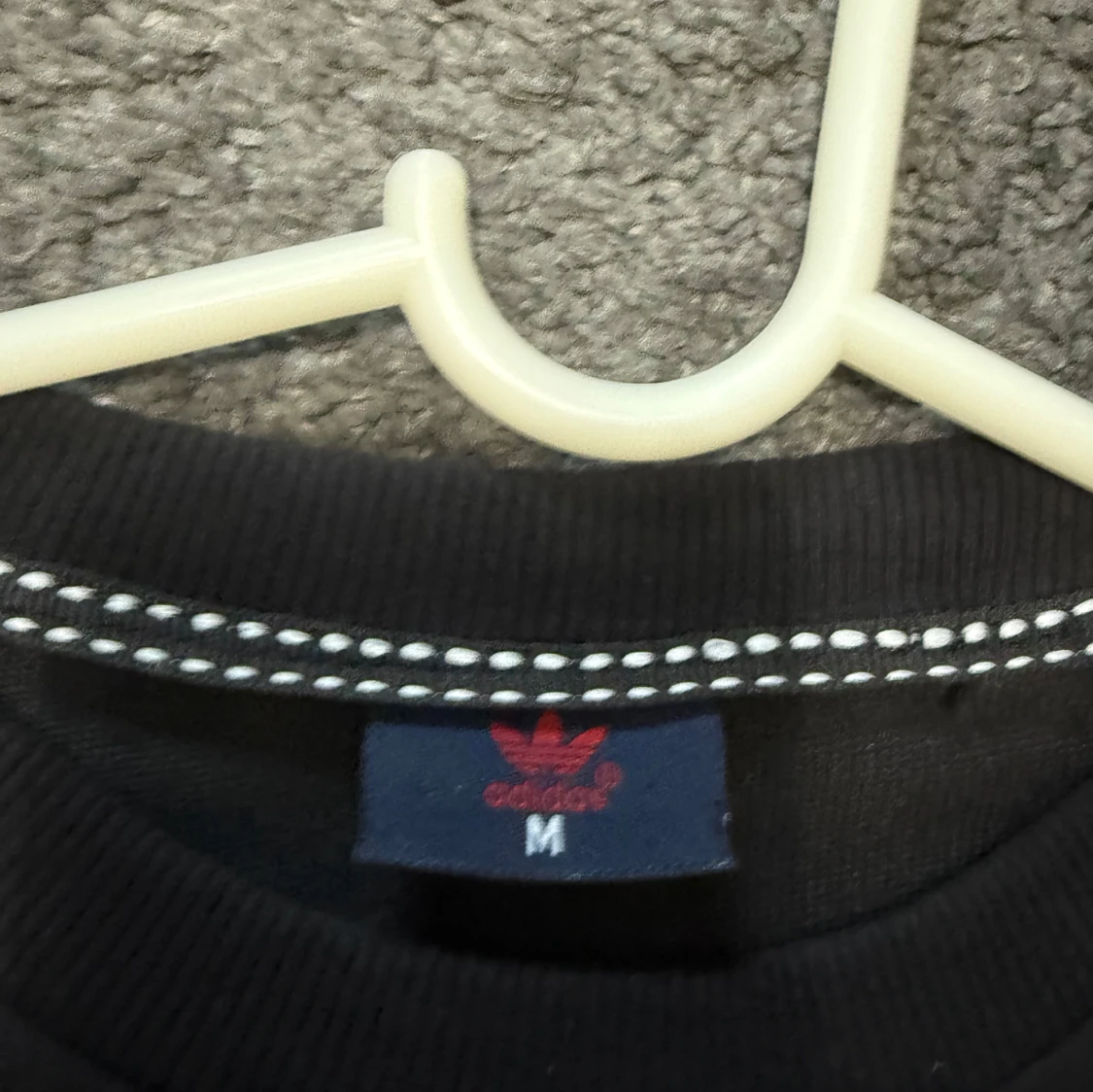 Svart sweatshirt från Adidas Neo - 1