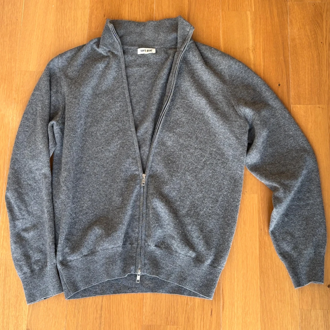 Grå full zip från Soft Goat