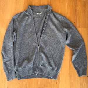 Grå full zip från Soft Goat - 100% Kashmirtröja från soft goat i utmärkt skick och väldigt sparsamt använt. I storlek M. Felfri 