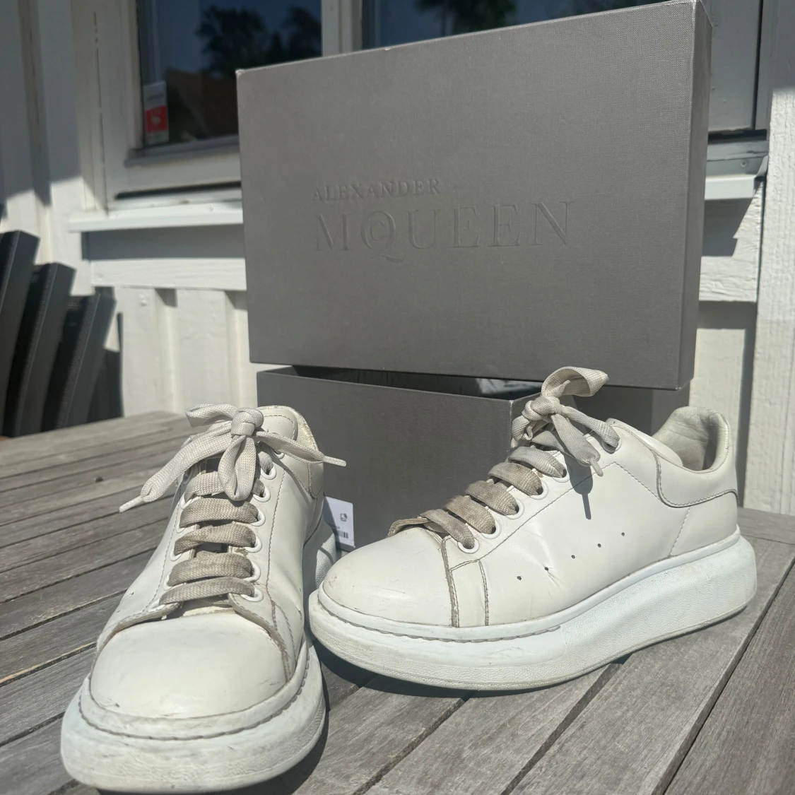 Vita sneakers från Alexander McQueen - 1