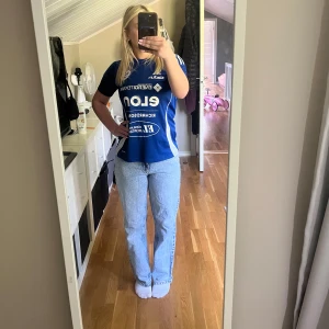 Blåa baggy jeans - Klassiska blå jeans med rak passform och normal midja. Jeansen har fem fickor och stängs med dragkedja och knapp. Perfekta till vardags och lätta att matcha med olika toppar.