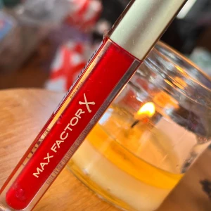 Max Factor Color elixir Lipgloss! - Max Factor Color elixir Lipgloss "Captivating Ruby". 4 ml. Plomberat.