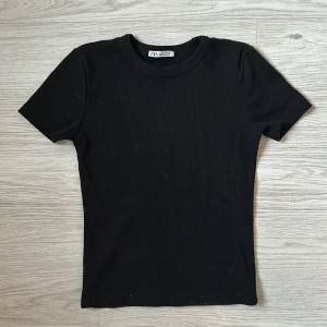 Svart tajt t shirt  - Jättefin t shirt som sitter tajt från zara, i ribbat material!! Storlek M men passar S 