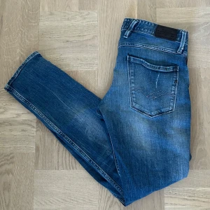 Replay Anbass jeans  - Säljer nu dessa sjukt feta replay Anbass i storlek 32/32. Dom är i riktigt fint skick, som nya. Hör av dig om du har funderingar!🙌🏼