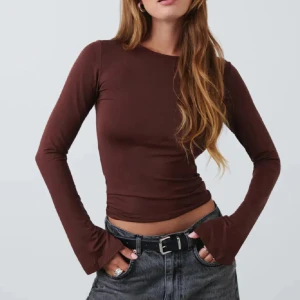 Brun långärmad topp från Gina Tricot - Säljer en brun långärmad topp från Gina Tricot. Modellen är tight och har slits i ärmarna. Älskar den men tyvärr är den för liten för mig 🤎🧸