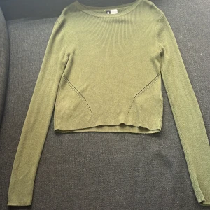 stickad långärmad tröja - Bra skick, från hm, bara använd ett par gånger💗kontakta vid intresse! betalning via swish💗