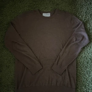 Brun tröja från Selected Homme - Säljer en brun långärmad tröja från Selected Homme. Perfekt för lager på lager och enkel att matcha. Är i jättebra skick. Jag säljer tröjan pga den inte används jättemycket. Storlek L men kan även passa om du har M.