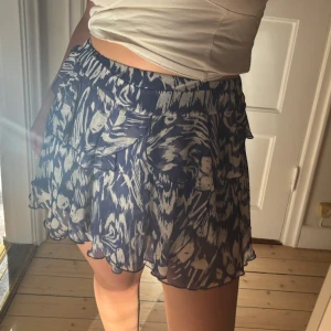 Blåvit volangkjol Zara  - Blåvit minikjol från Zara. Storlek XS men stretchig så passar mig som har S. Knappt använd. 