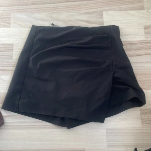 Svart fest kjol/shorts - Shorts som ser ut som en kjol framtill!